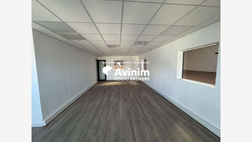 Loue entrepôt rénové logistique 1295m² à Corbas