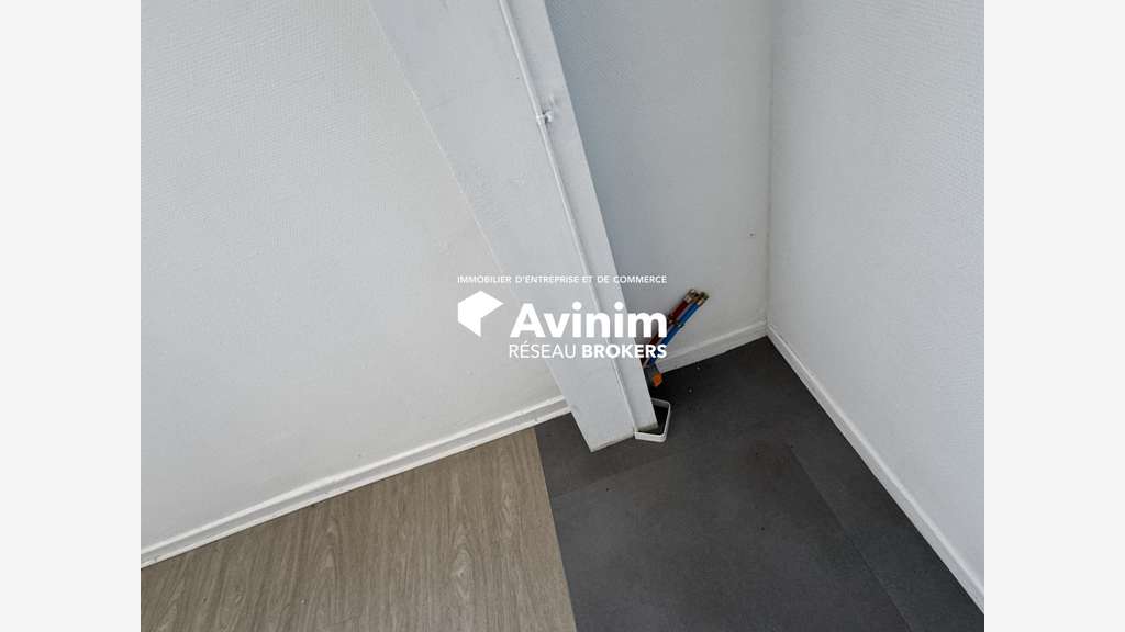 Loue entrepôt rénové logistique 1295m² à Corbas