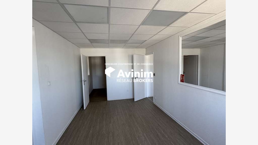 Loue entrepôt rénové logistique 1295m² à Corbas