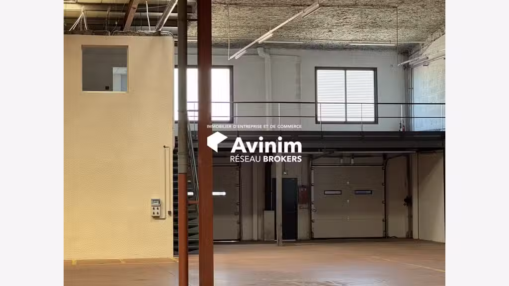 Loue entrepôt rénové logistique 1295m² à Corbas
