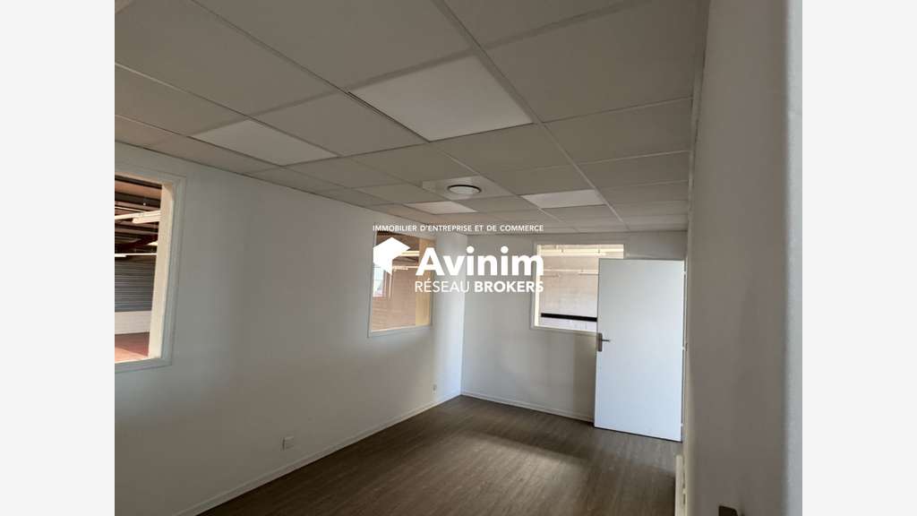 Loue entrepôt rénové logistique 1295m² à Corbas