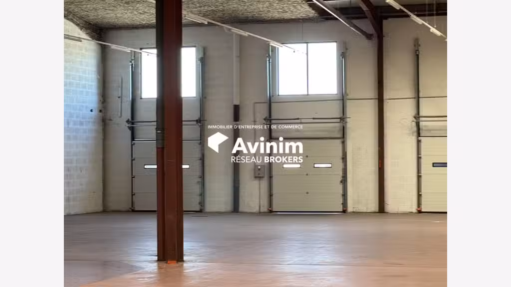 Loue entrepôt rénové logistique 1295m² à Corbas