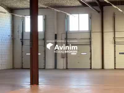 Loue entrepôt rénové logistique 1295m² à Corbas