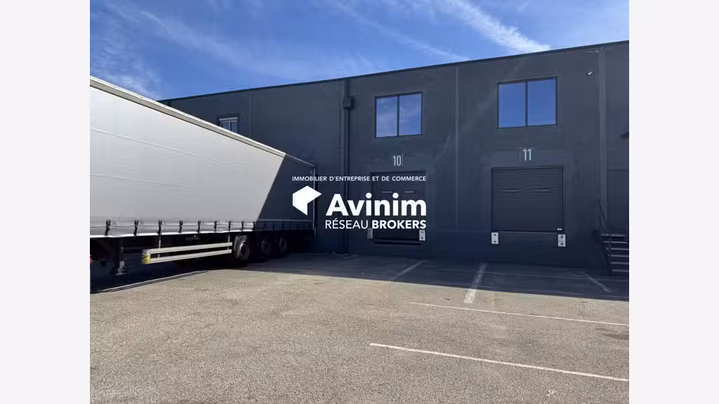Loue entrepôt rénové logistique 1295m² à Corbas