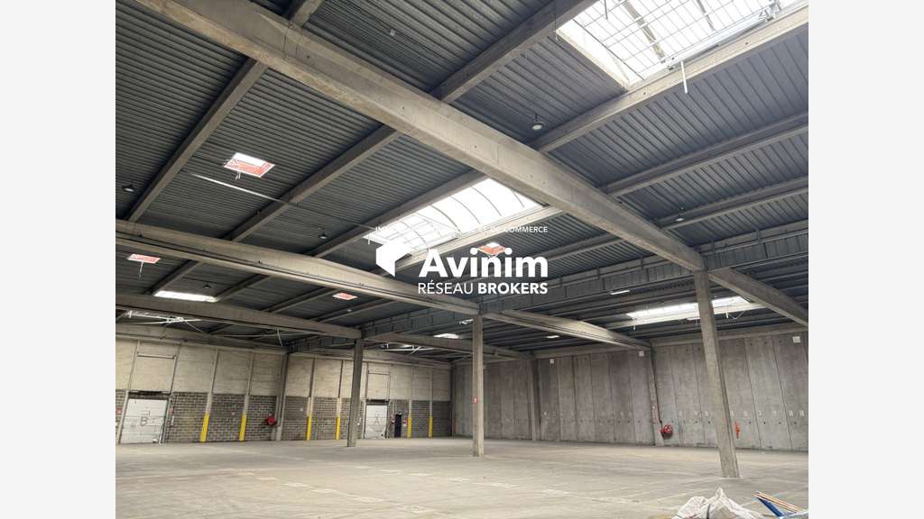 Loue entrepôt rénové logistique de 1141m² à Corbas