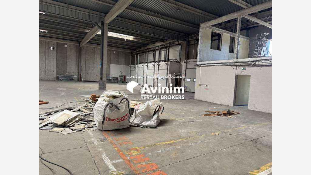 Loue entrepôt rénové logistique de 1141m² à Corbas