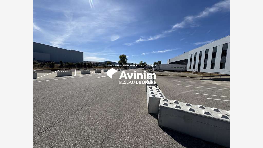 Loue entrepôt rénové logistique de 1141m² à Corbas