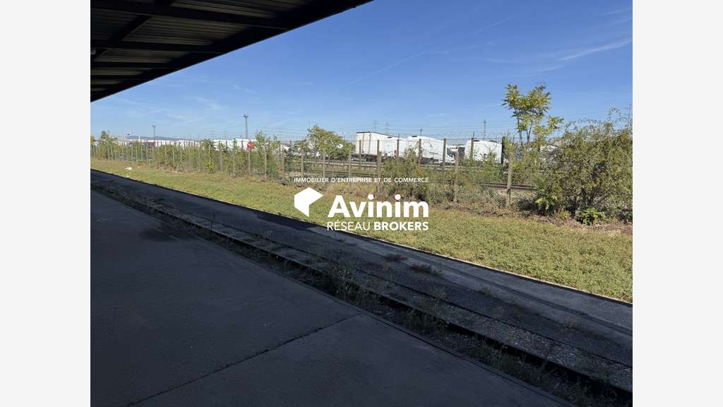 Loue entrepôt rénové logistique de 1141m² à Corbas