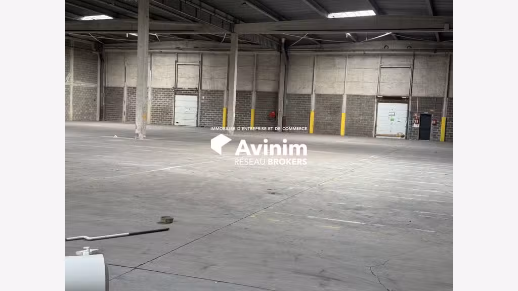 Loue entrepôt rénové logistique de 1141m² à Corbas