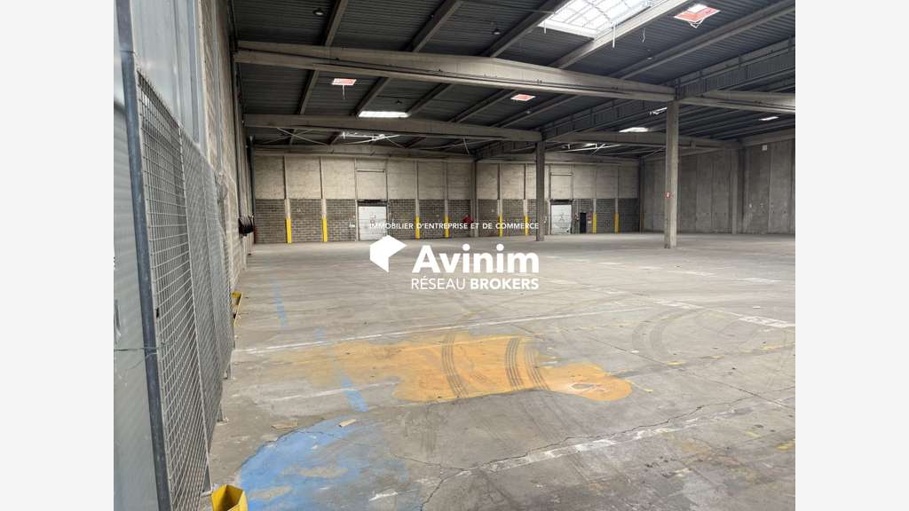 Loue entrepôt rénové logistique de 1141m² à Corbas