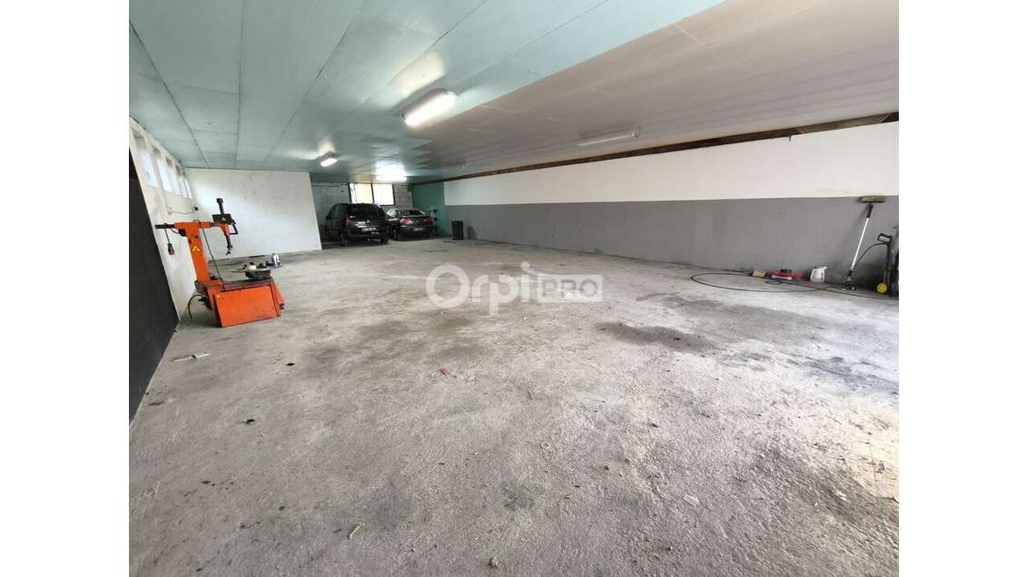 A louer local professionnel 210m² Malemort Cosnac