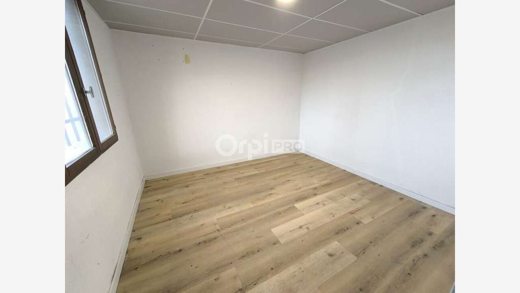 A louer local professionnel 210m² Malemort Cosnac
