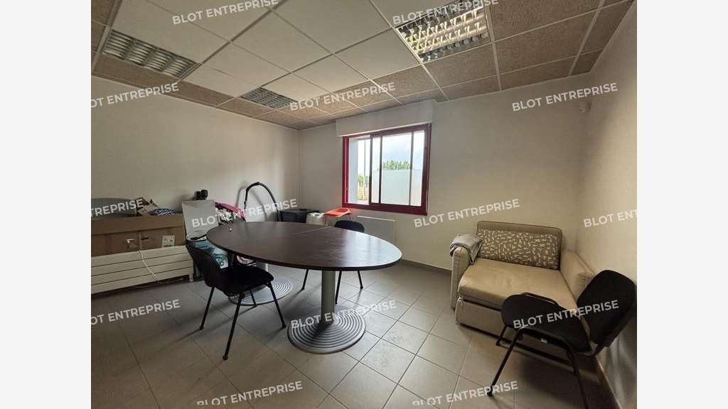 A louer locaux d'activités 350m² à Couëron
