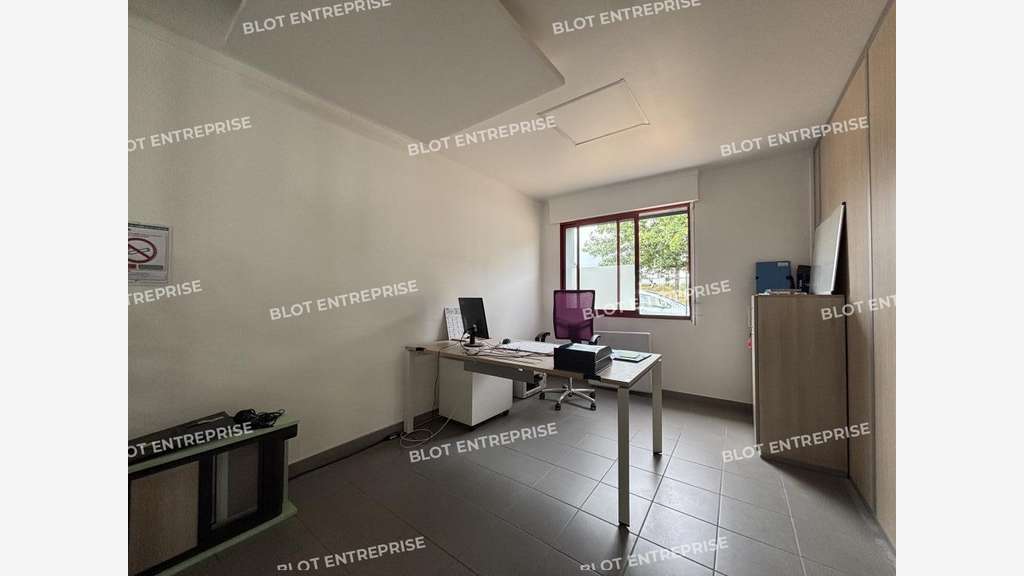 A louer locaux d'activités 350m² à Couëron