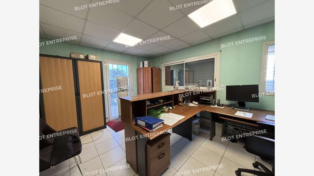 A vendre à louer local activités 316m² à Couëron