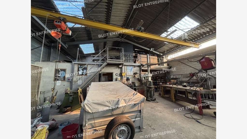 A vendre à louer local activités 316m² à Couëron