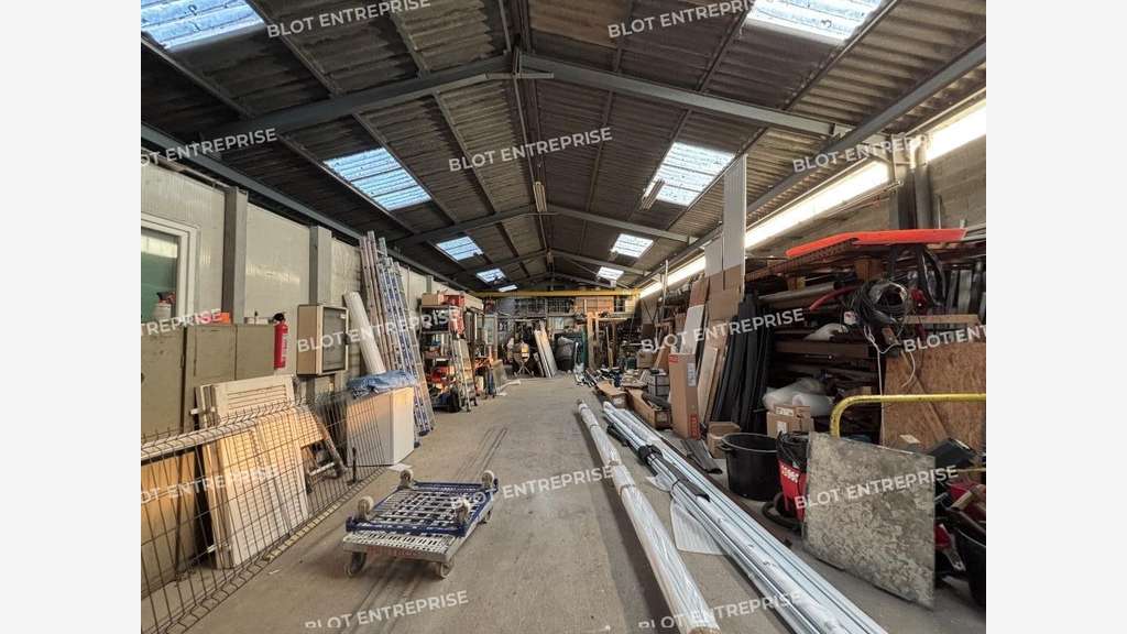 A vendre à louer local activités 316m² à Couëron