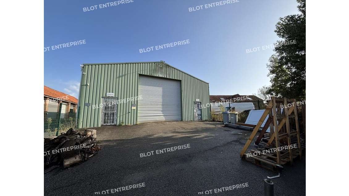 A vendre à louer local activités 316m² à Couëron