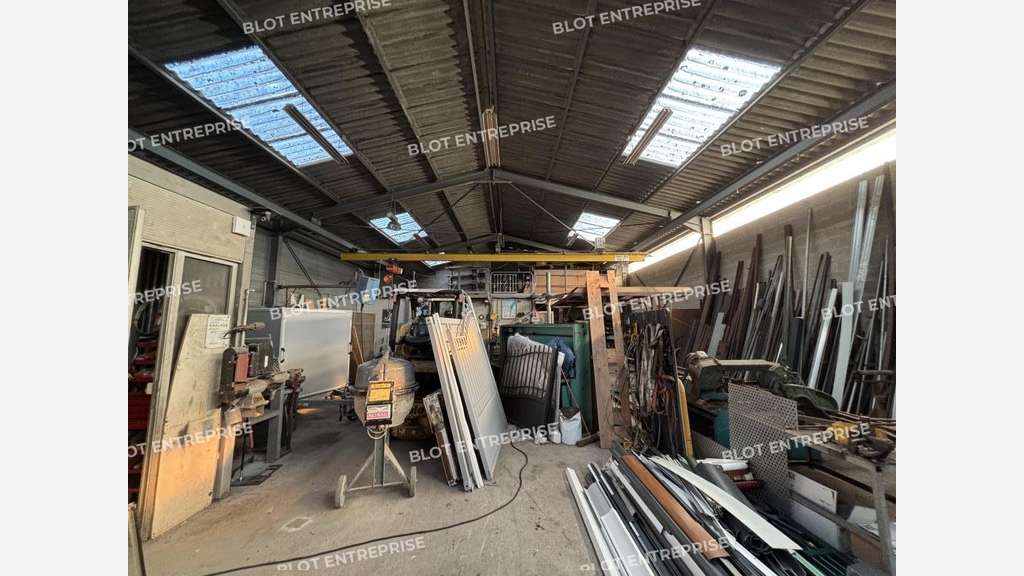 A vendre à louer local activités 316m² à Couëron