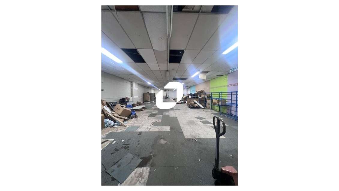  vous propose à la location un local comme