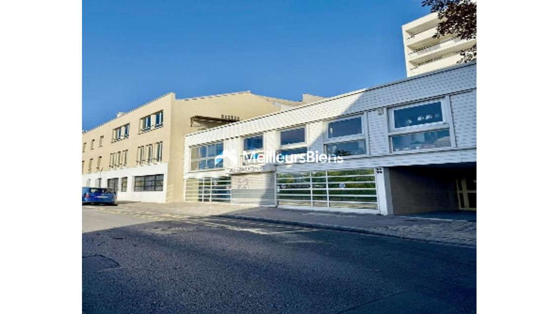 Local  750m² en pied d'immeuble à Courbevoie 