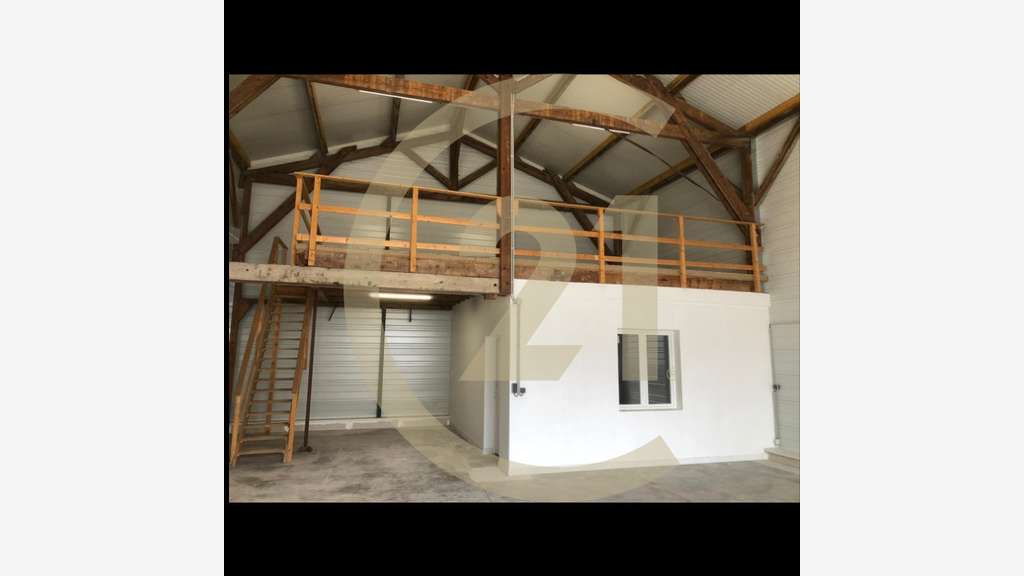 Bâtiment de stockage 150m² à louer à Courlaoux