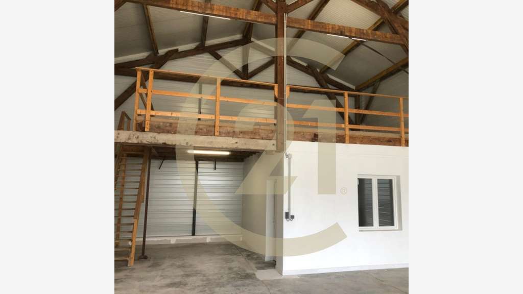 Bâtiment de stockage 150m² à louer à Courlaoux
