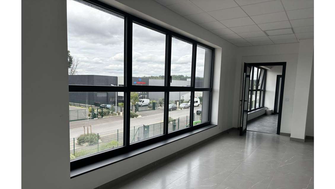 A louer local professionnel neuf 100m² R+1 Courtry