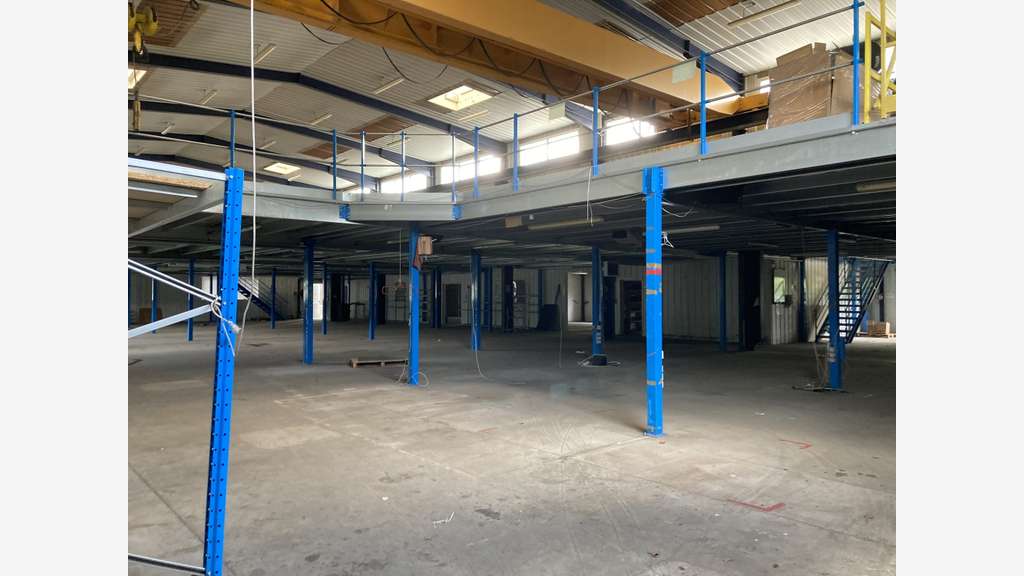 A louer grande surface 2000m² Crach RN165