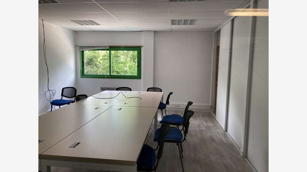 A louer grande surface 2000m² Crach RN165