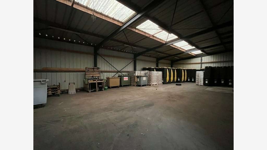 A louer bâtiment 2100m² zone d'activités Crach 