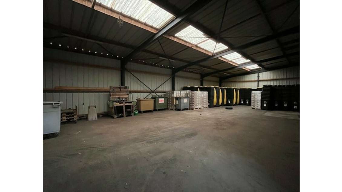 A louer bâtiment 2100m² zone d'activités Crach 