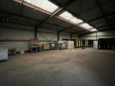 A louer bâtiment 2100m² zone d'activités Crach 