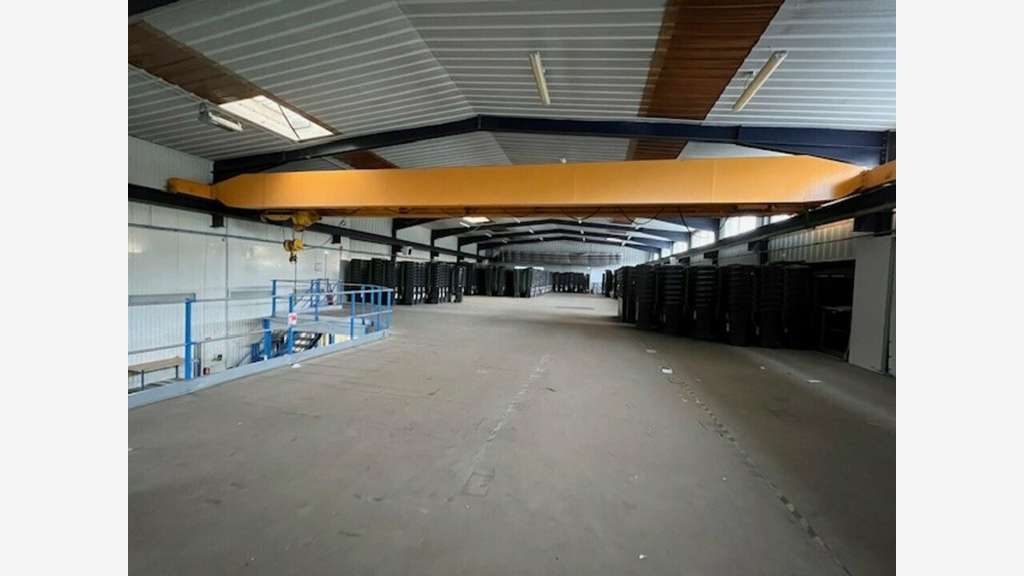 A louer bâtiment 2100m² zone d'activités Crach 