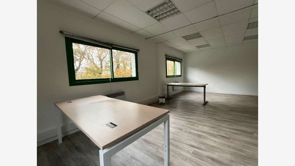 A louer bâtiment 2100m² zone d'activités Crach 