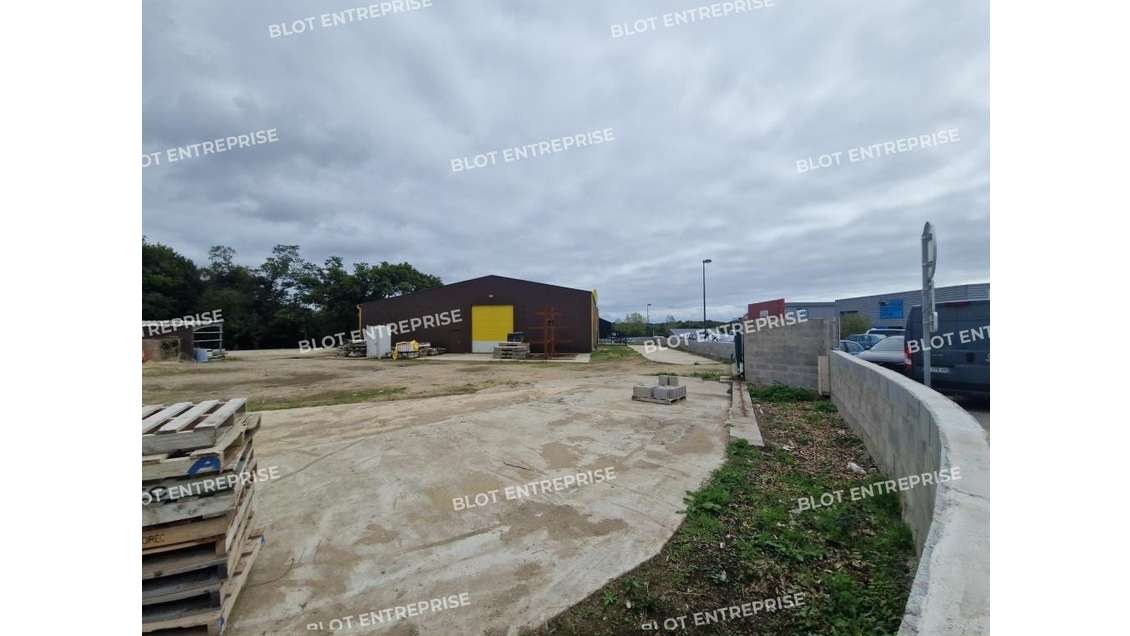 A louer local d'activités de 610m² à Crach