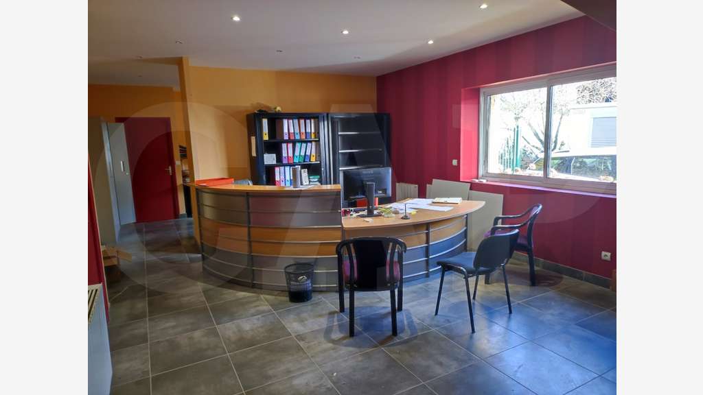 A louer bâtiment activités de 600m² secteur Auray