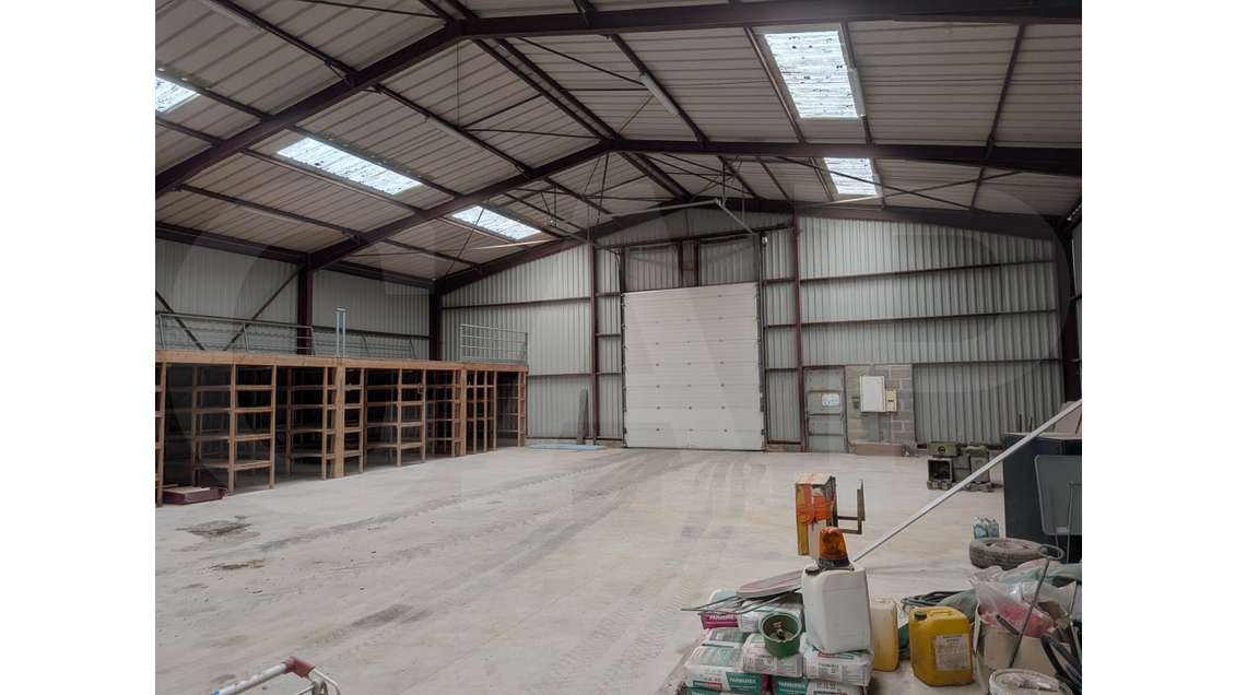 A louer bâtiment activités de 600m² secteur Auray