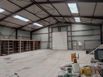 A louer bâtiment activités de 600m² secteur Auray