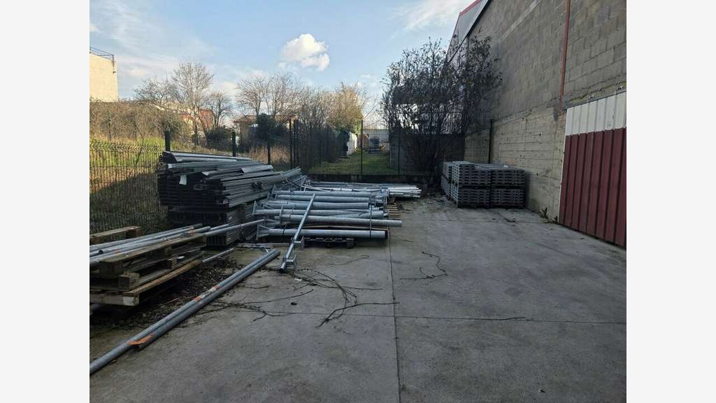 Entrepôt de 600m² à louer en ZA de Craponne