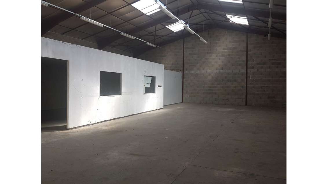 Entrepôt de 600m² à louer en ZA de Craponne