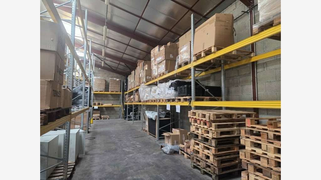 Entrepôt de 600m² à louer en ZA de Craponne