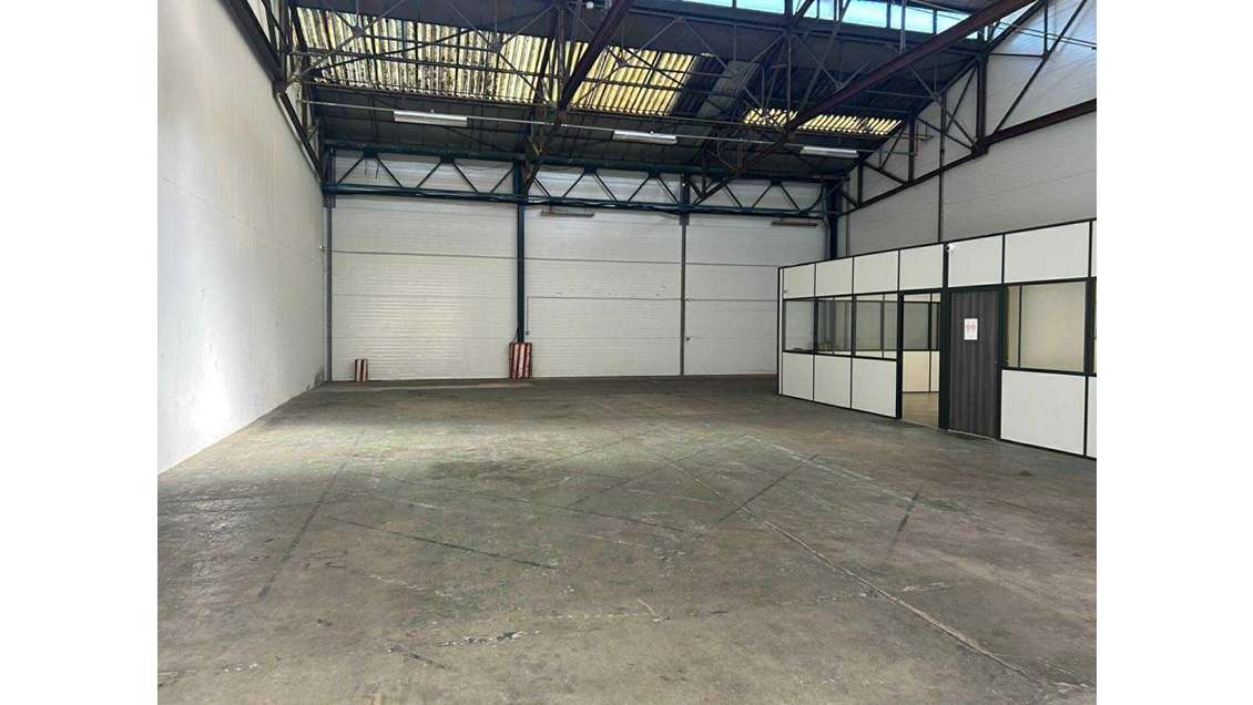 A louer local 320m² + 2 bureaux Marché de L'Oise