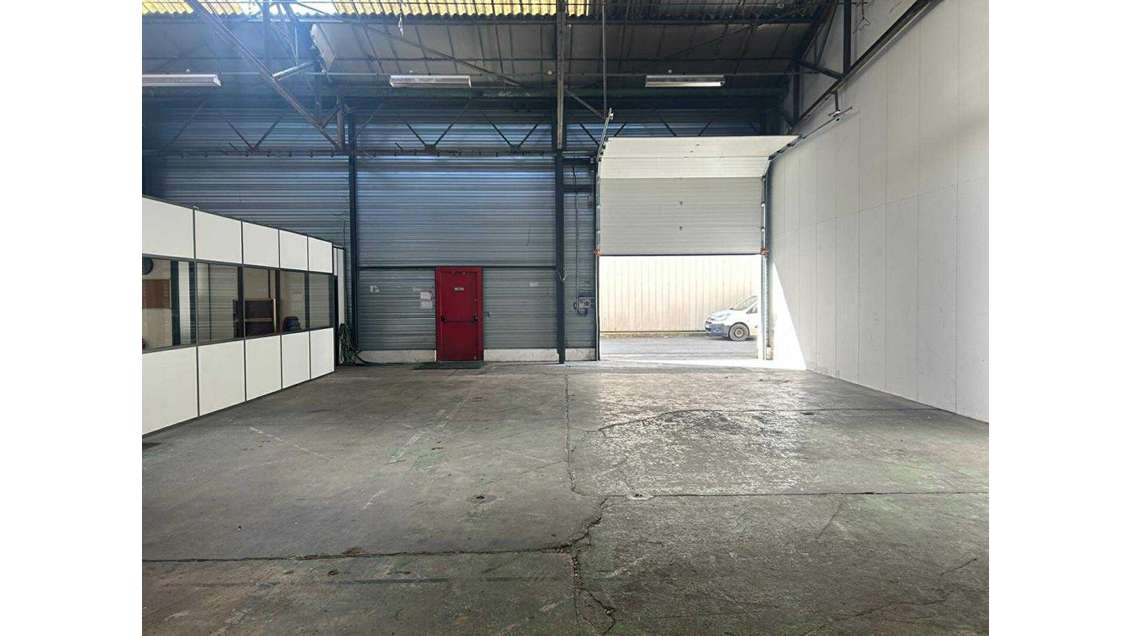 A louer local 320m² + 2 bureaux Marché de L'Oise