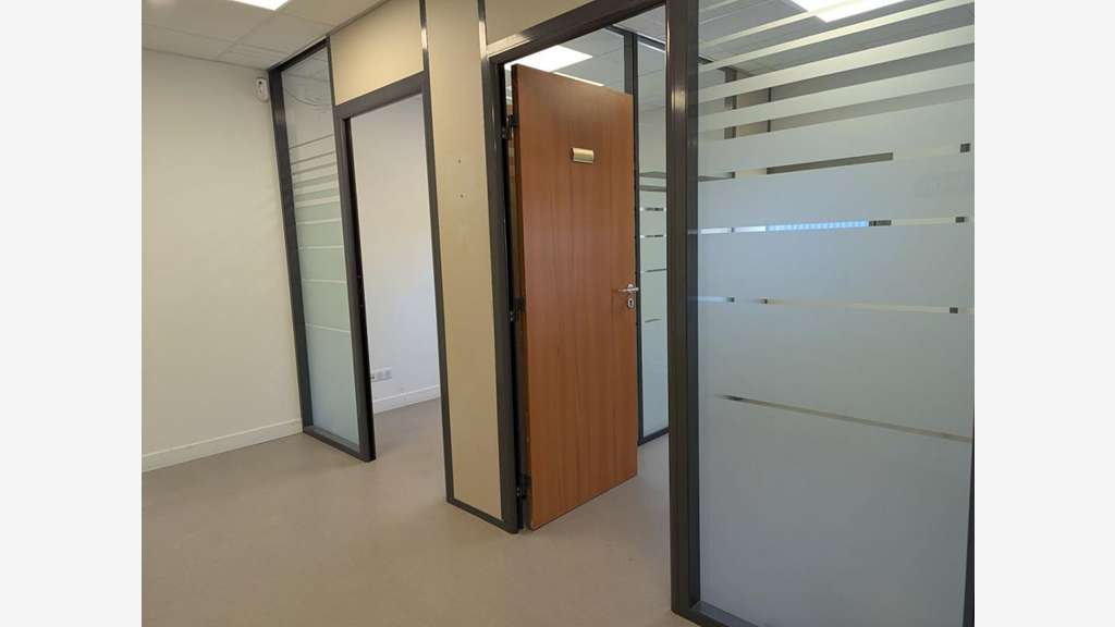 A louer entrepôt avec bureaux à Creil Parc Alata