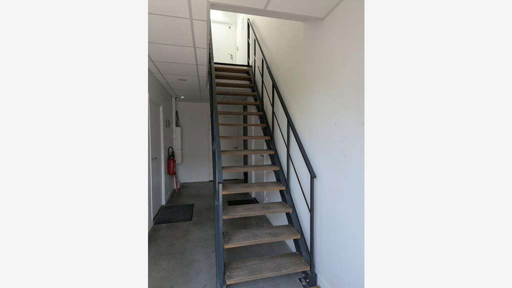 A louer entrepôt avec bureaux à Creil Parc Alata