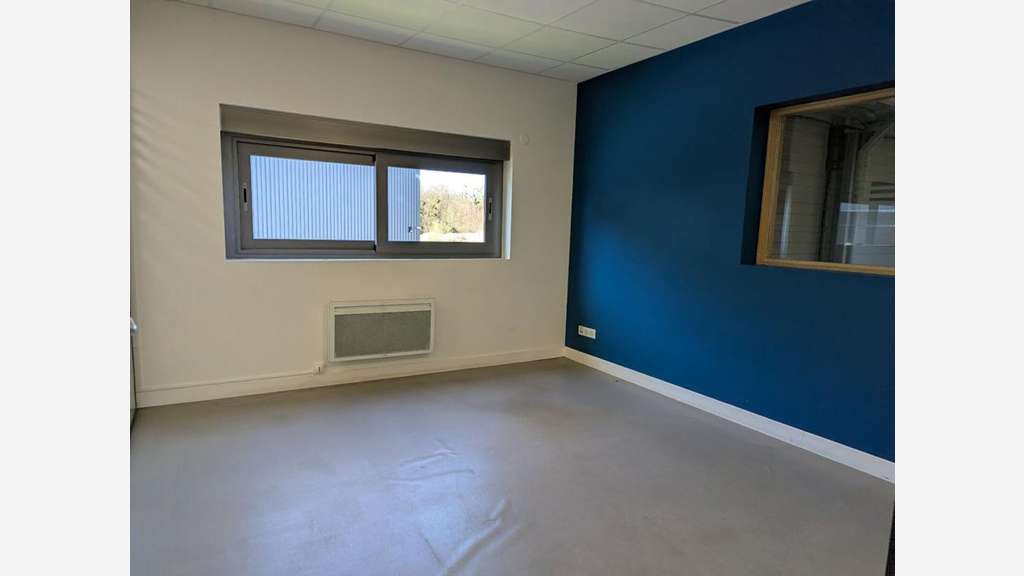 A louer entrepôt avec bureaux à Creil Parc Alata
