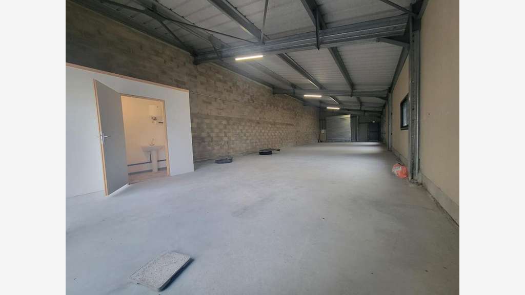 A louer local 200m² zone d'activité Vaux Creil