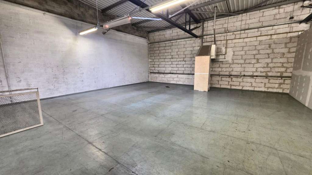 MONTATAIRE - LOACL D'ACTIVITE 400 m² + mezzanine 
