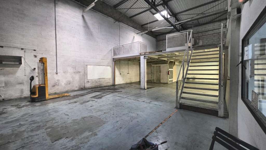 MONTATAIRE - LOACL D'ACTIVITE 400 m² + mezzanine 